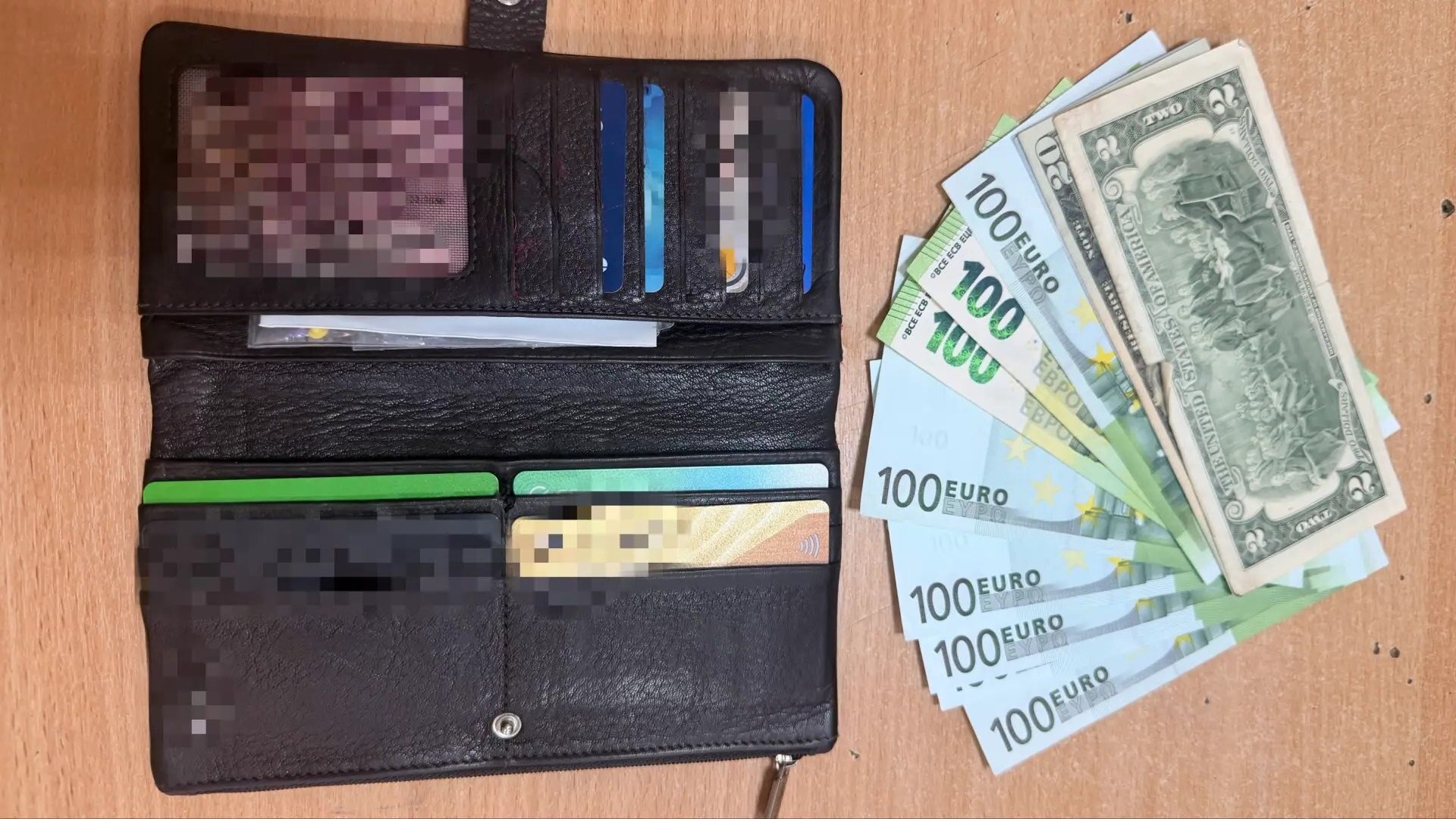 Проводницу поезда Москва – Петербург заподозрили в краже у пассажира более 94 тысяч рублей - В поезде Москва – Санкт-Петербург 20-летнюю проводницу заподозрили в краже барсетки с документами и