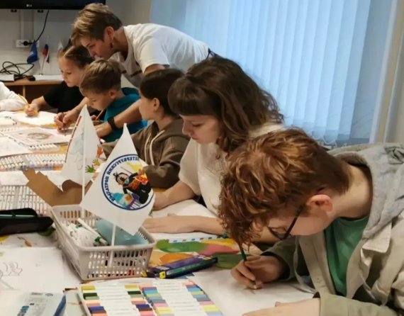Акция «Лоскутное одеяло Победы» в поддержку бойцов СВО прошла в Тихвине - В районном центре состоялась добрая акция, организованная депутатом областного Заксобрания Надеждой 