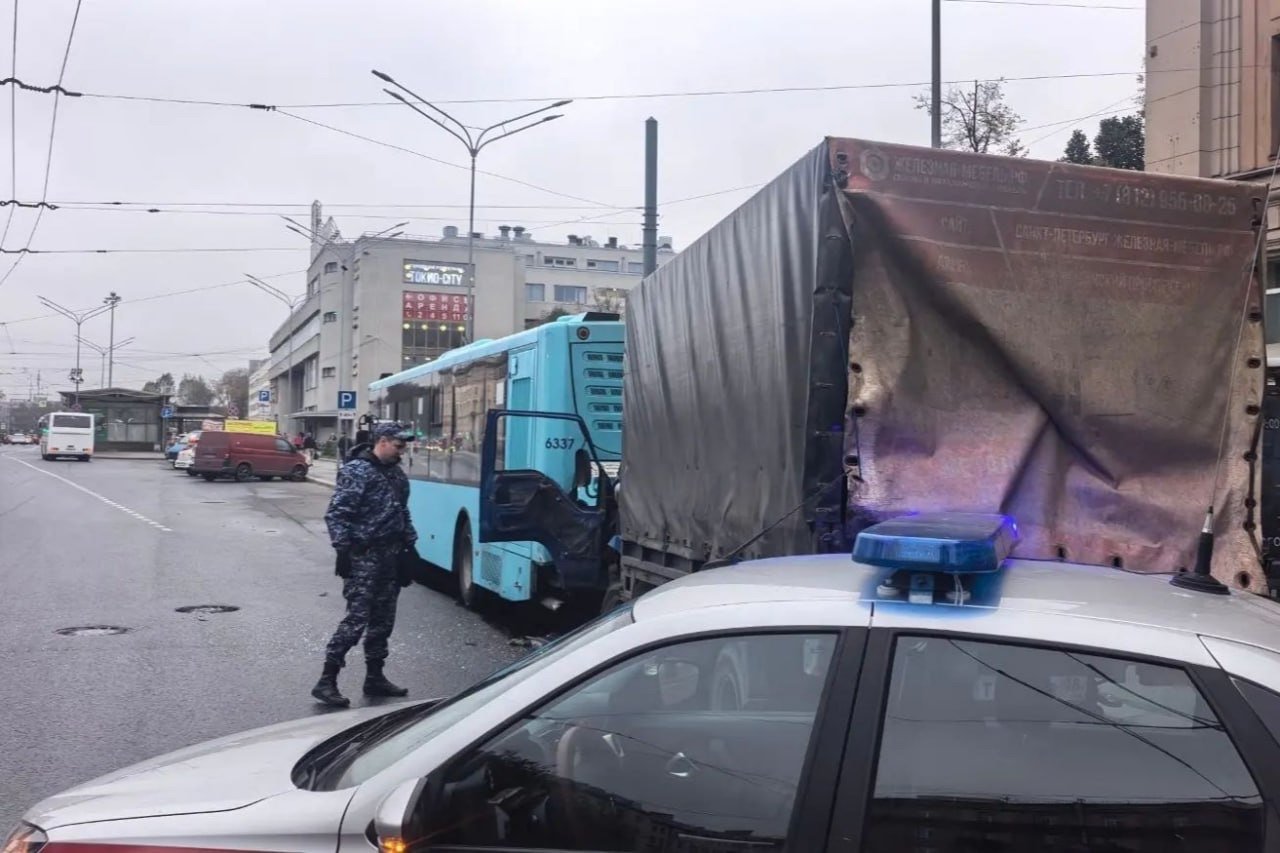 В Петербурге росгвардейцы перекрыли дорогу ради спасения зажатого в кабине водителя - Водитель фургона «БАВ Феникс» не справился с управлением и врезался в автобус, стоявший на остановке