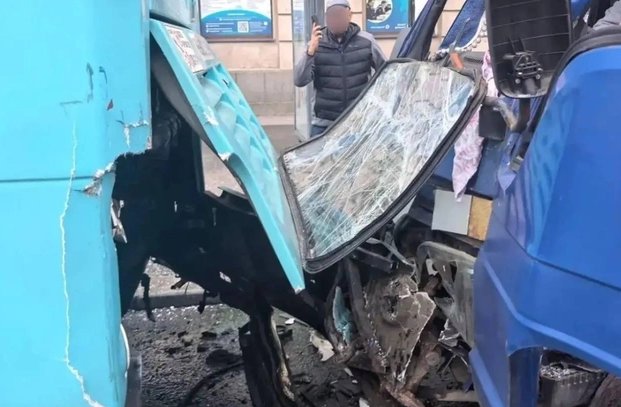 В Петербурге грузовик врезался в автобус: пострадавшего зажало в кабине - Помощь спасателей и врачей потребовалась водителю грузового авто после ДТП на проспекте Стачек.