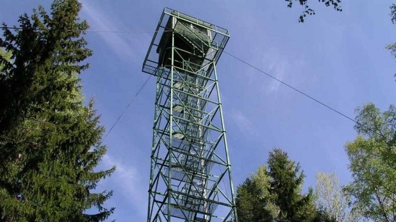 Финн построил 20-метровую башню в 13 километрах от границы, чтобы наблюдать за Россией - Житель Финляндии Микко Макконен установил рядом со своим домом 20-метровую наблюдательную вышку, с к