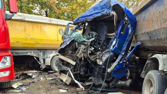 Один человек пострадал в аварии между грузовиками в Каменногорске - Пострадавшего из перекореженной кабины извлекали при помощи специнструмента.