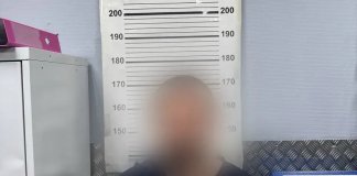 В Петербурге пассажир распылил огнетушитель в троллейбусе и разбил им стекло