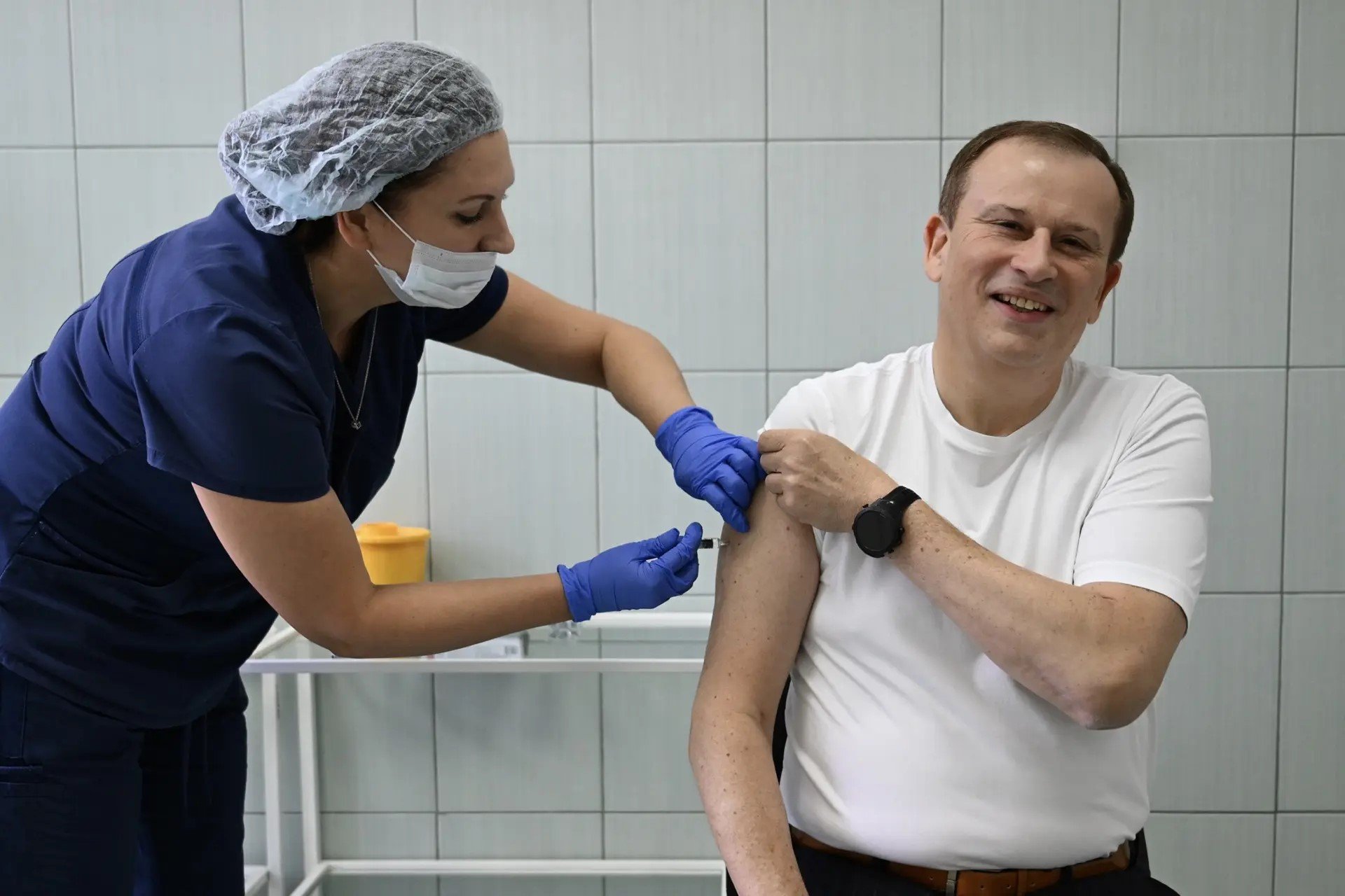 Александр Дрозденко и члены правительства Ленобласти прошли вакцинацию от гриппа - Губернатор Ленинградской области Александр Дрозденко прошёл вакцинацию от гриппа. Процедура занимает